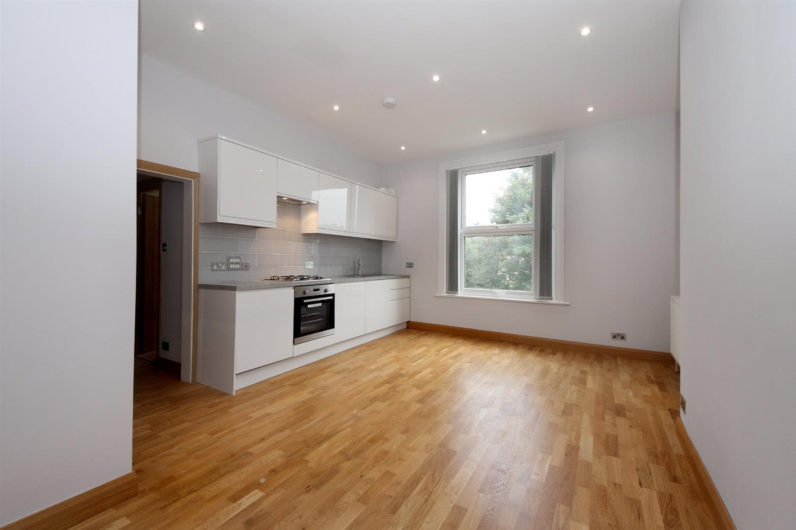 Avenue Crescent, W3