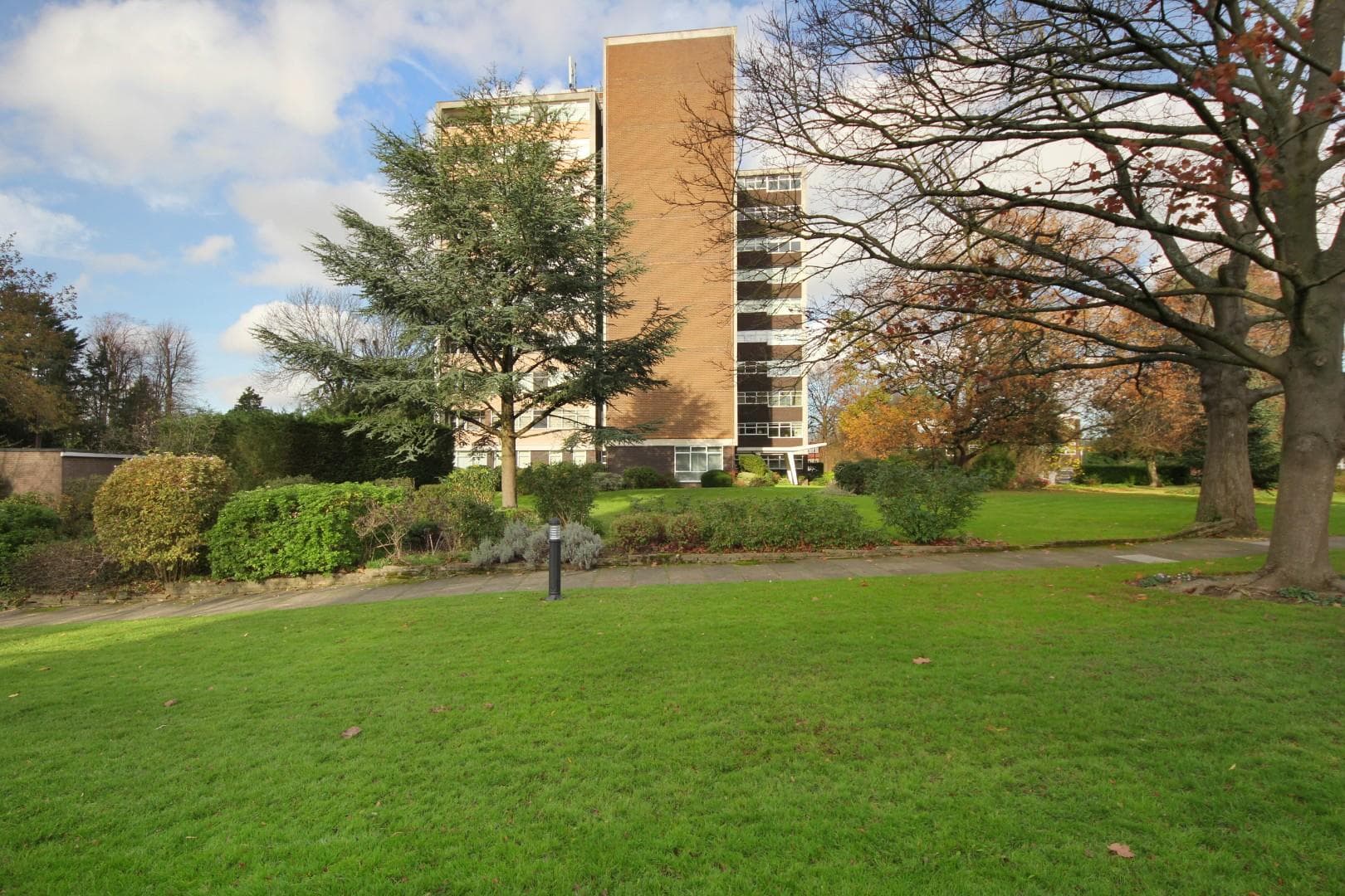 The Knoll, W5